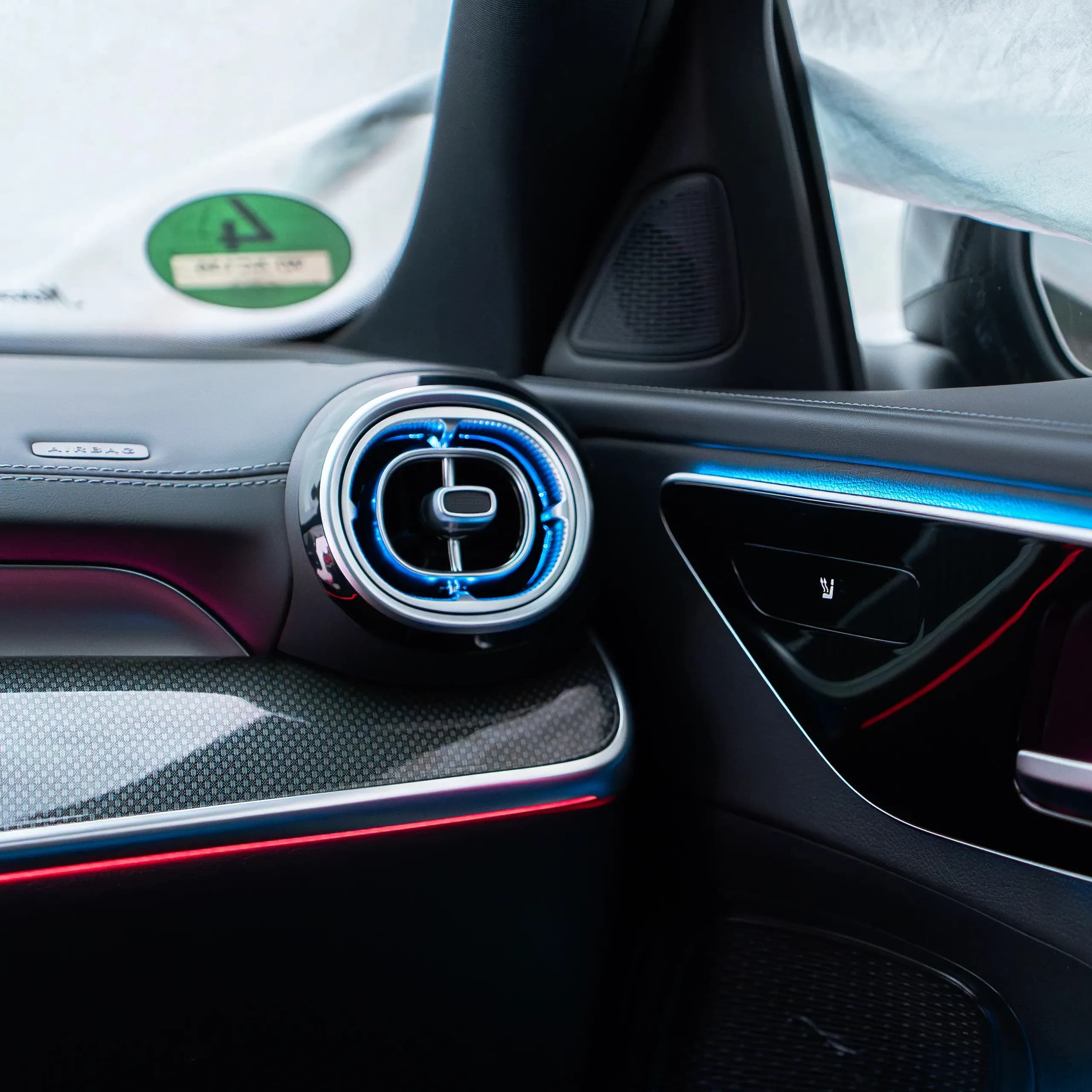 Beleuchtete Mittel-Lüftungsdüsen Mercedes GLC X254 im Zusammenspiel mit Ambientebeleuchtung