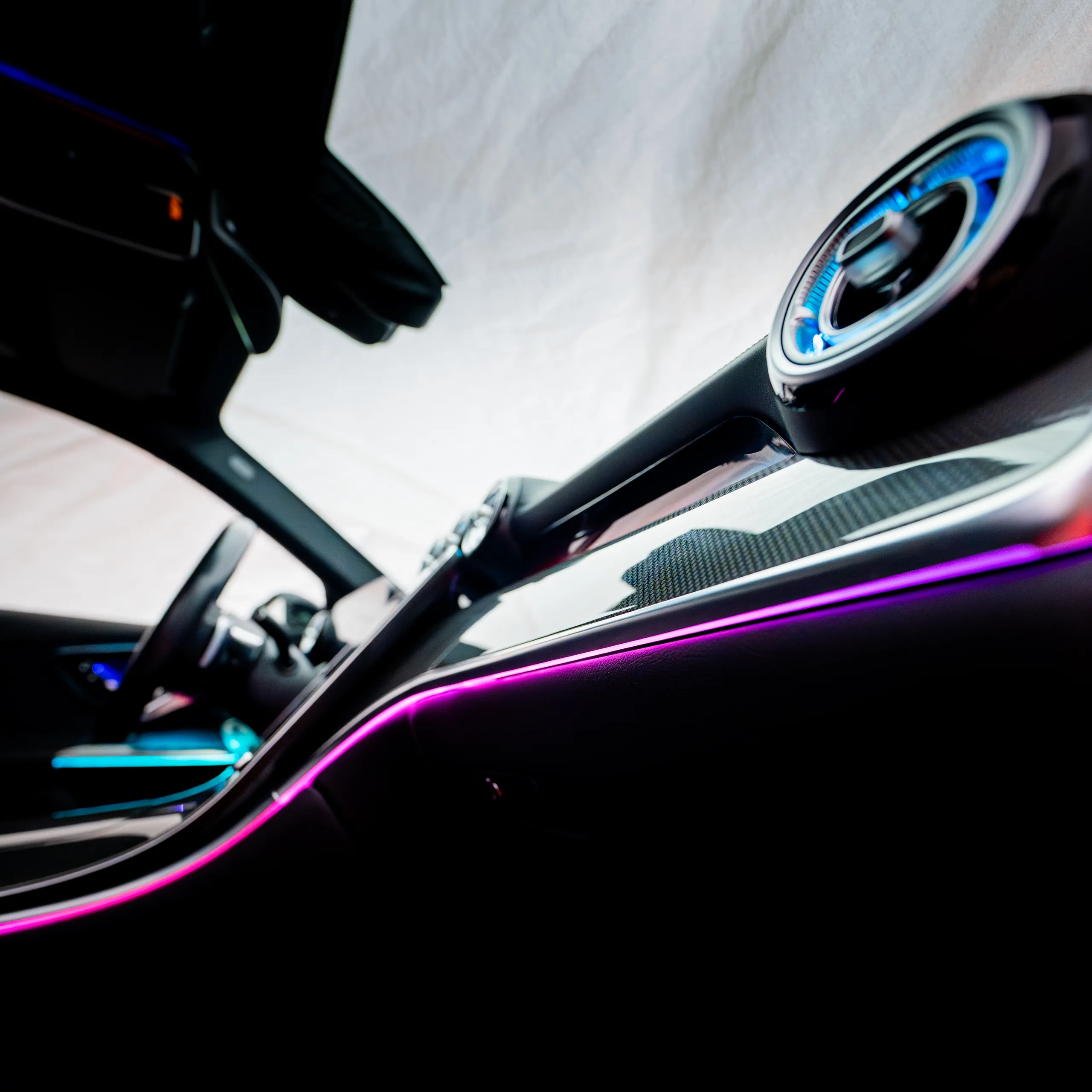 Innenraum Mercedes GLC X254 mit nachgerüsteter Ambientebeleuchtung an den Lüftungsdüsen