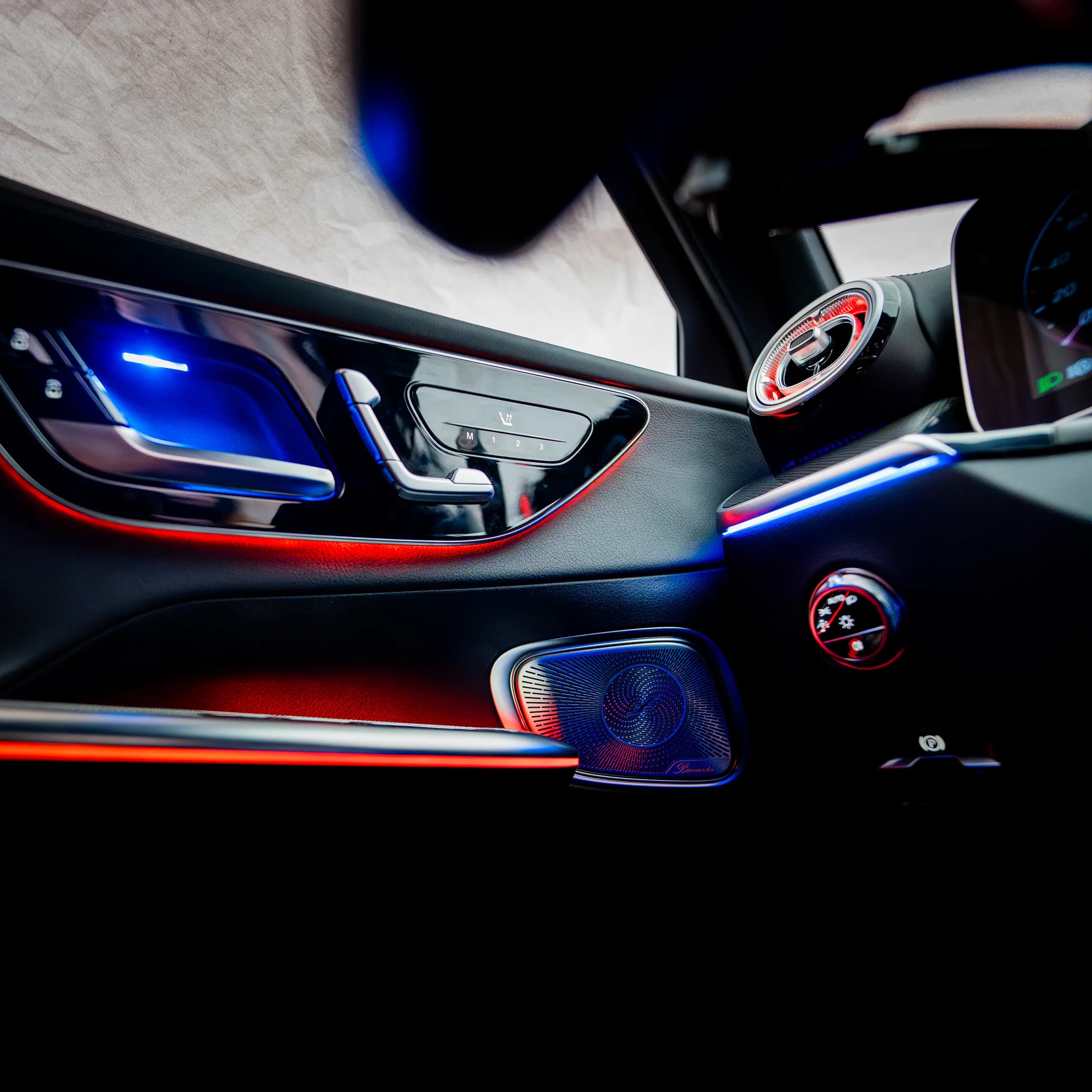 Ambientebeleuchtung Mercedes GLC X254 Lüftungsdüsen in Blau im Fahrerbereich