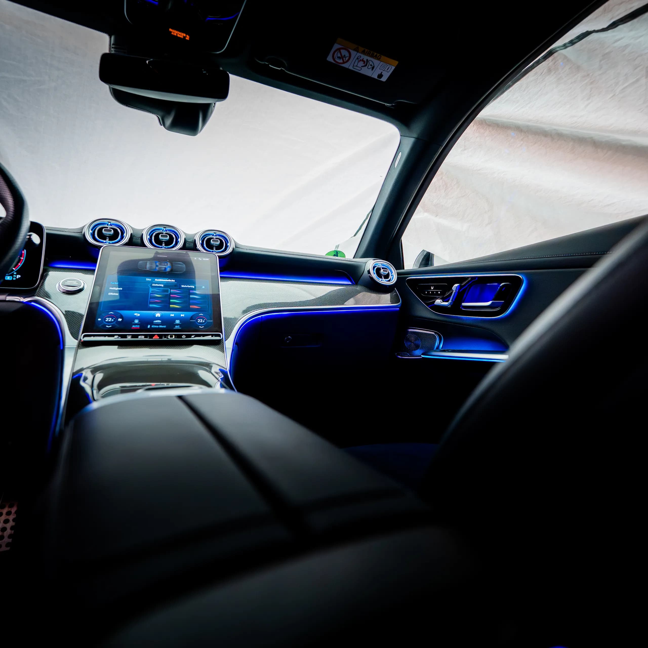 Farbverlauf der Ambientebeleuchtung an den Lüftungsdüsen Mercedes GLC X254 im Dunkeln