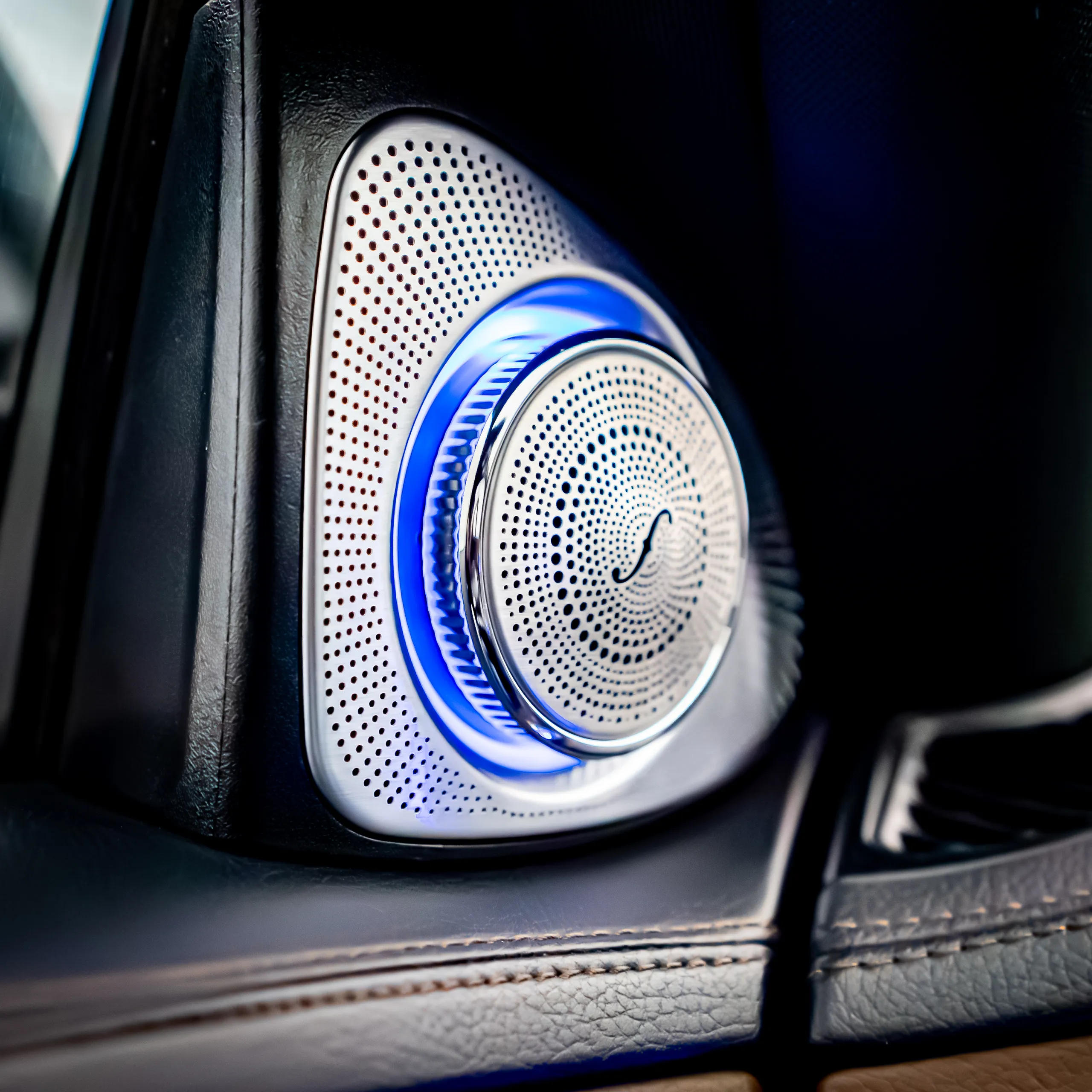 Detailansicht 3D Hochtöner mit Ambientebeleuchtung im Mercedes W222