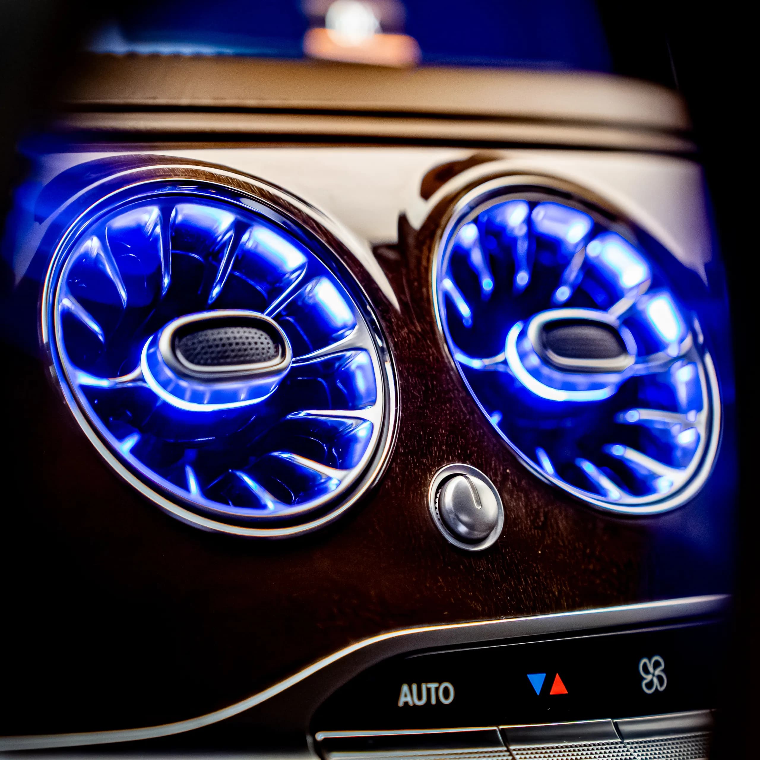 Mercedes W222 Innenraum mit beleuchteten Turbinenlüftungsdüsen in Blau