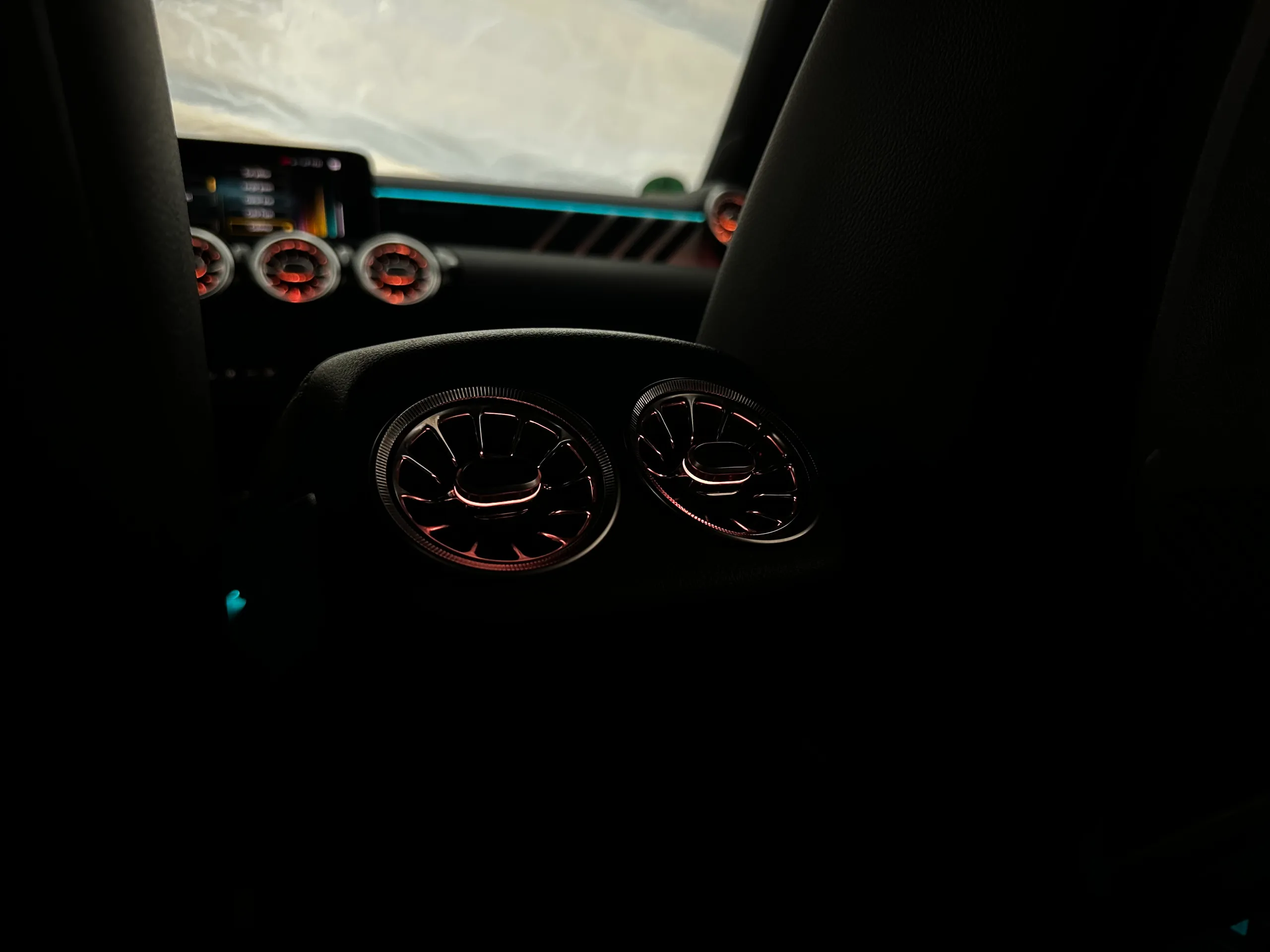 Cockpit Mercedes W177 mit beleuchteten Lüftungsdüsen und Ambientelicht