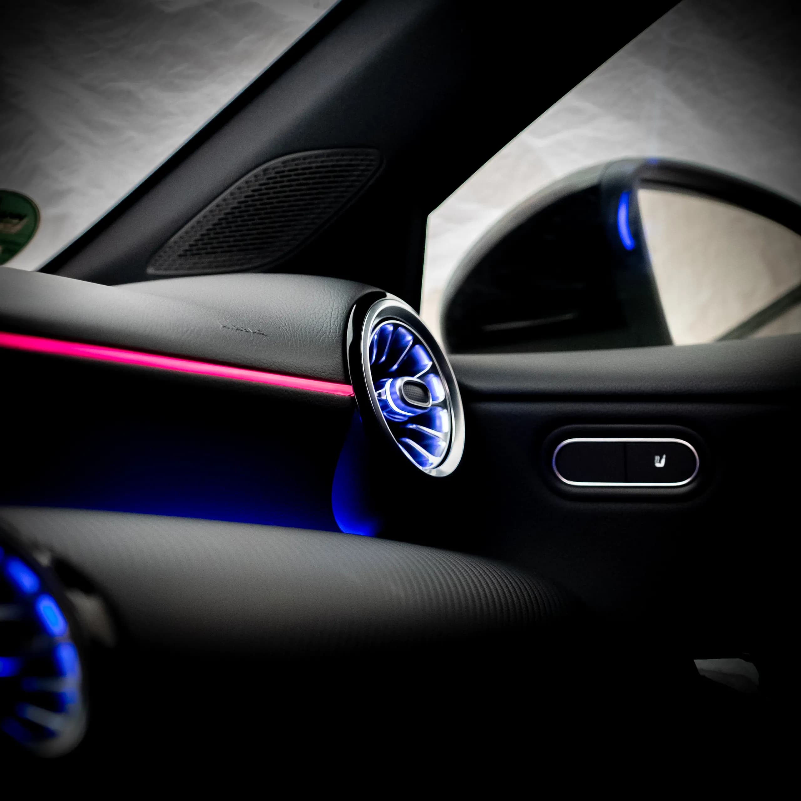 Mercedes W177 Ambientebeleuchtung Detail beleuchtete Luftdüse in lila