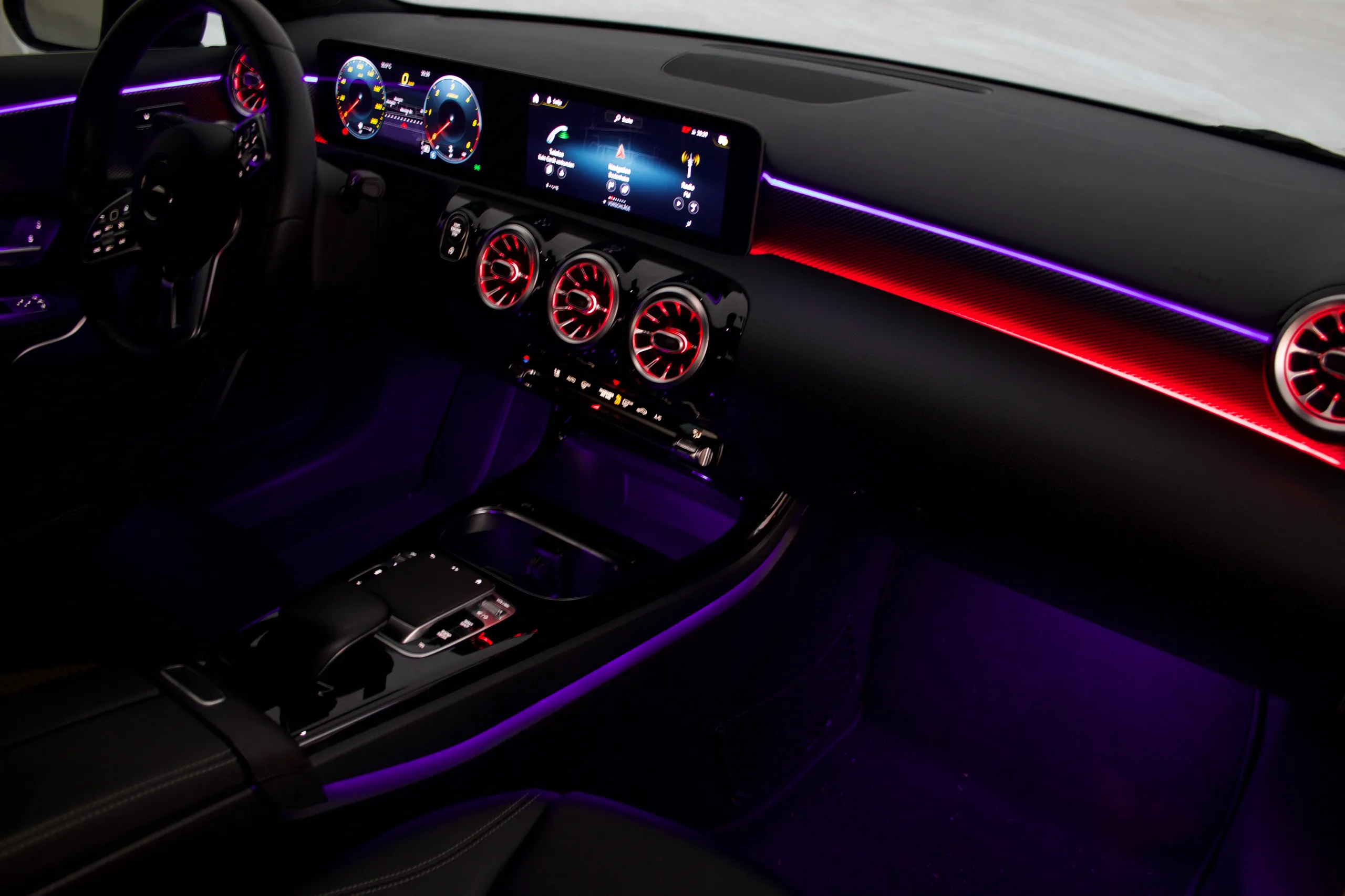 Mercedes CLA W118 C118 Mittelkonsole mit leuchtenden Luftdüsen und Ambiente