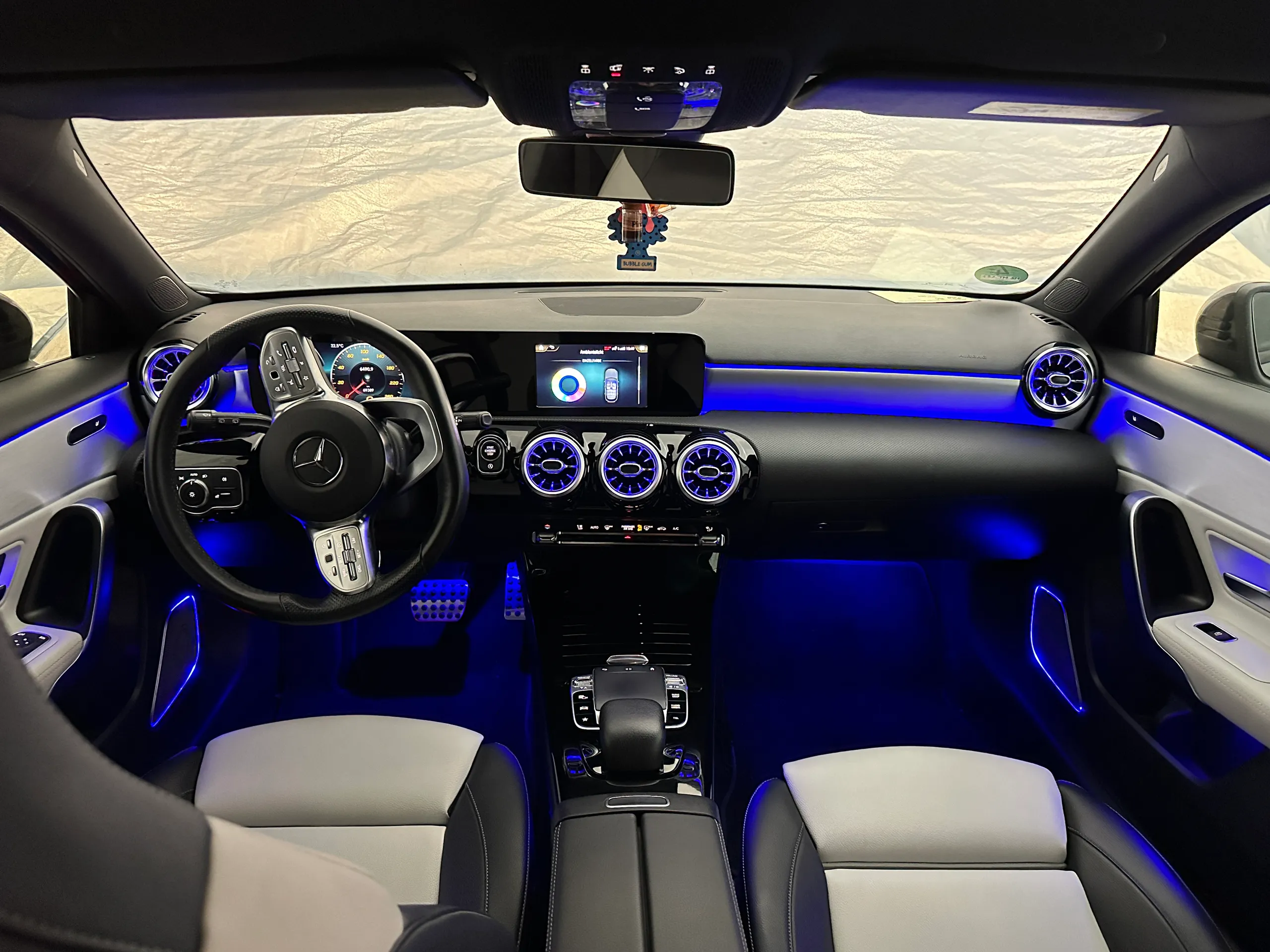 Cockpit Mercedes CLA W118 mit durchgehender Ambientebeleuchtung und Düsenlicht