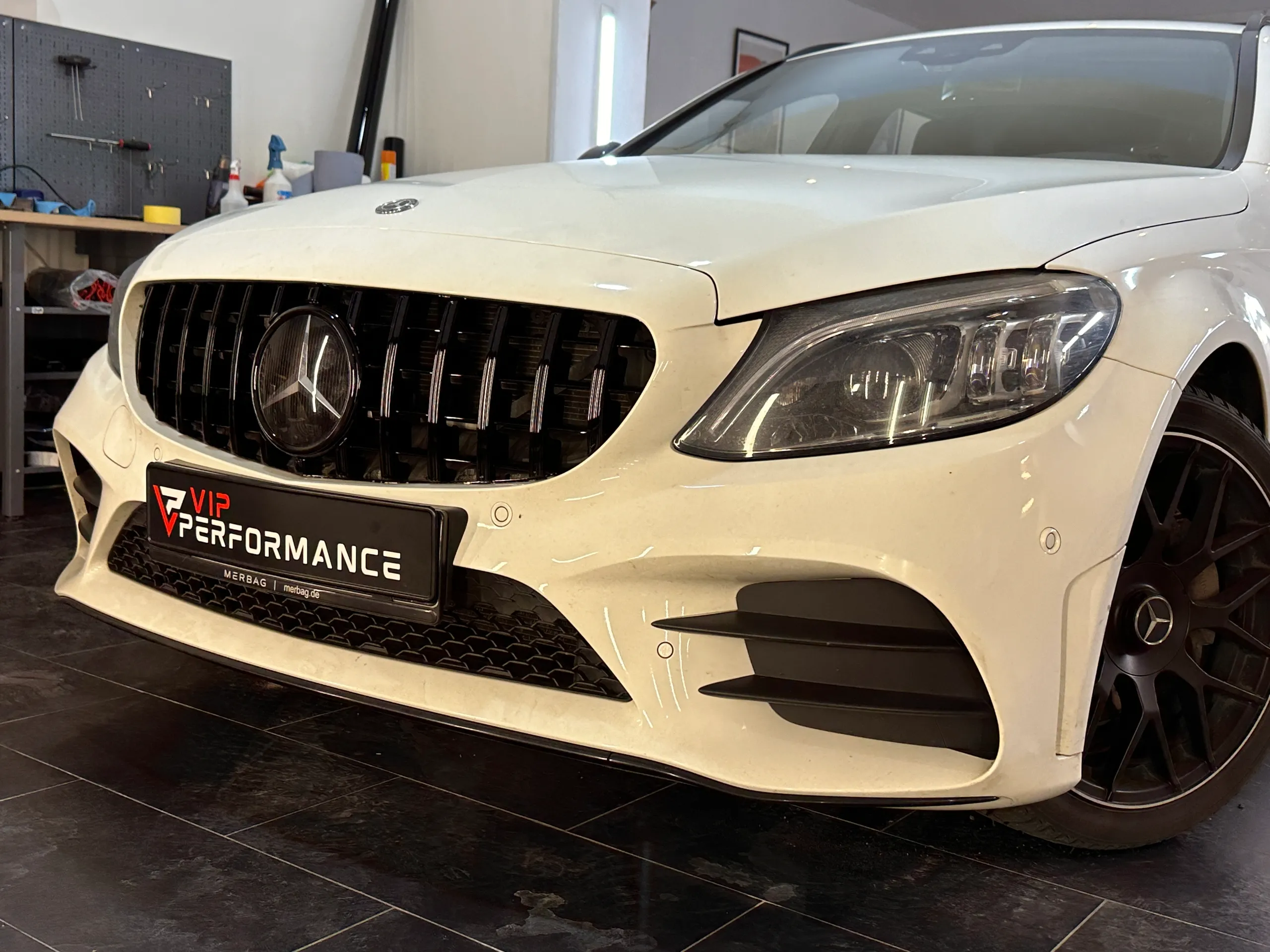 Close-up Mercedes Stern im Panamericana Grill der C-Klasse W205