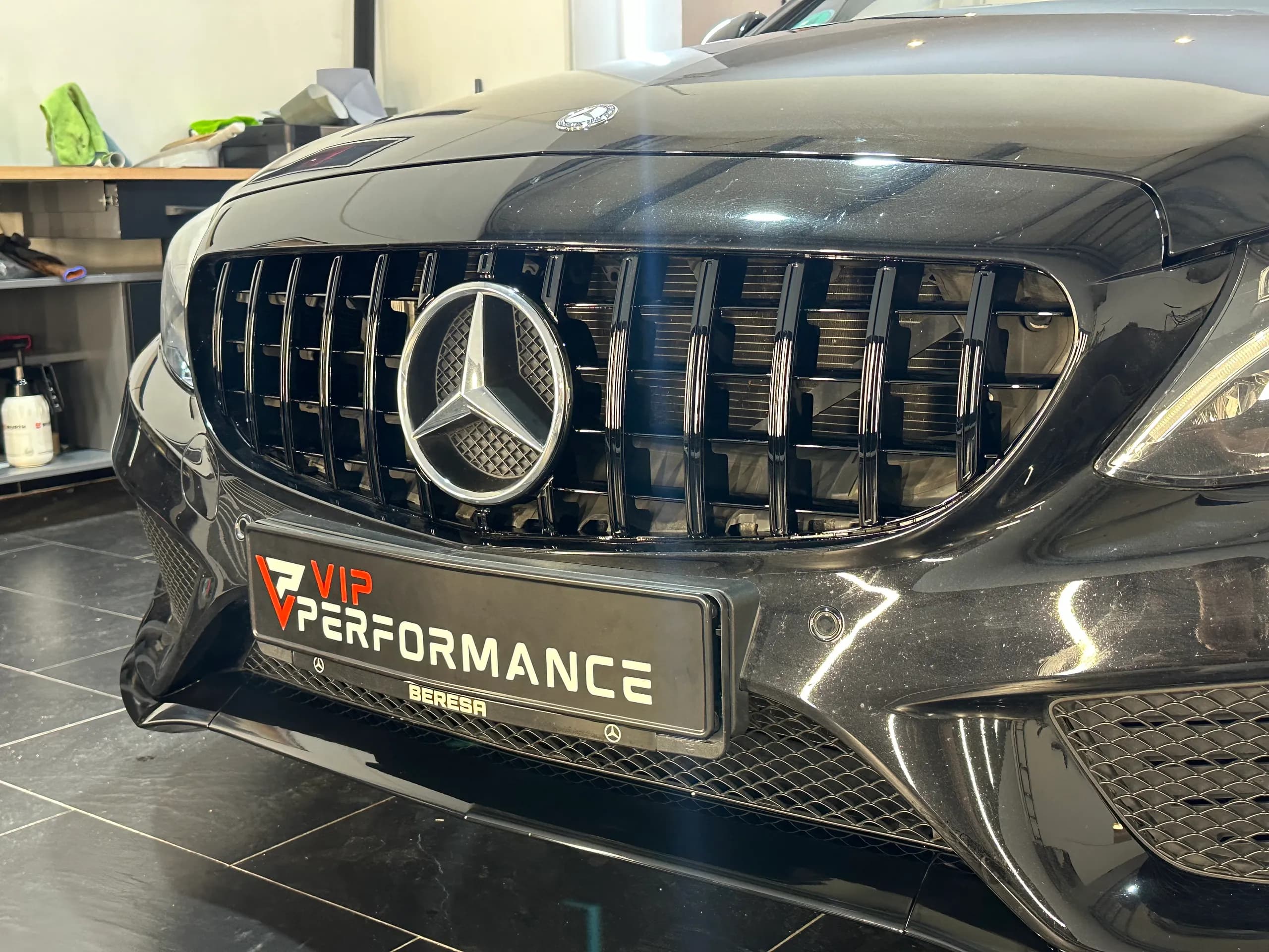 Detailansicht Panamericana Grill Mercedes W205 Chrom-Schwarz