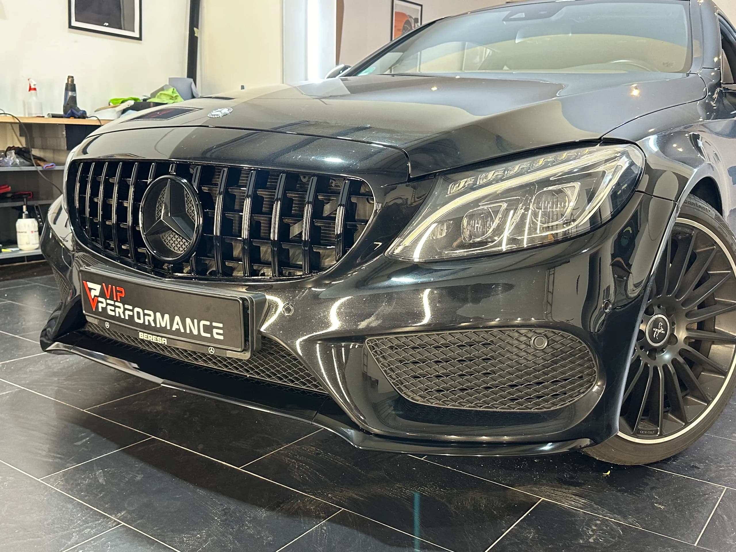 Mercedes C-Klasse W205 S205 Sportgrillumbau in Schwarz