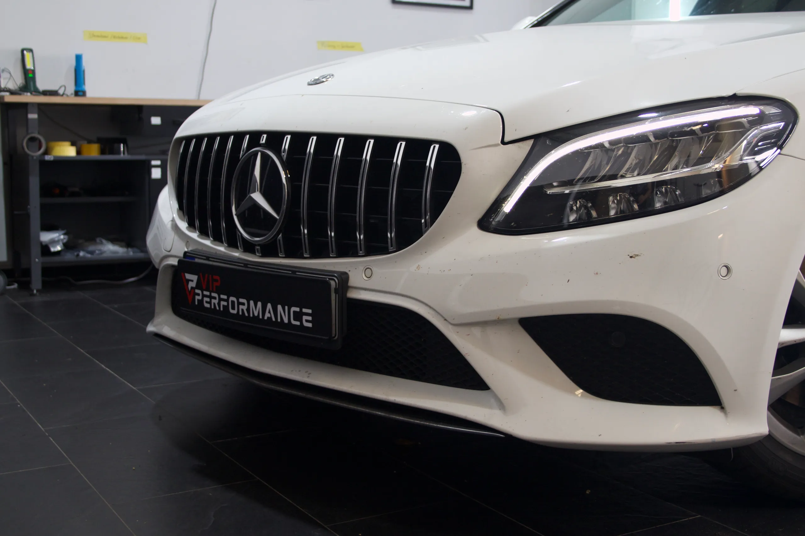 Mercedes W205 Panamericana Grill Umbau in der Werkstatt von Vip Performance