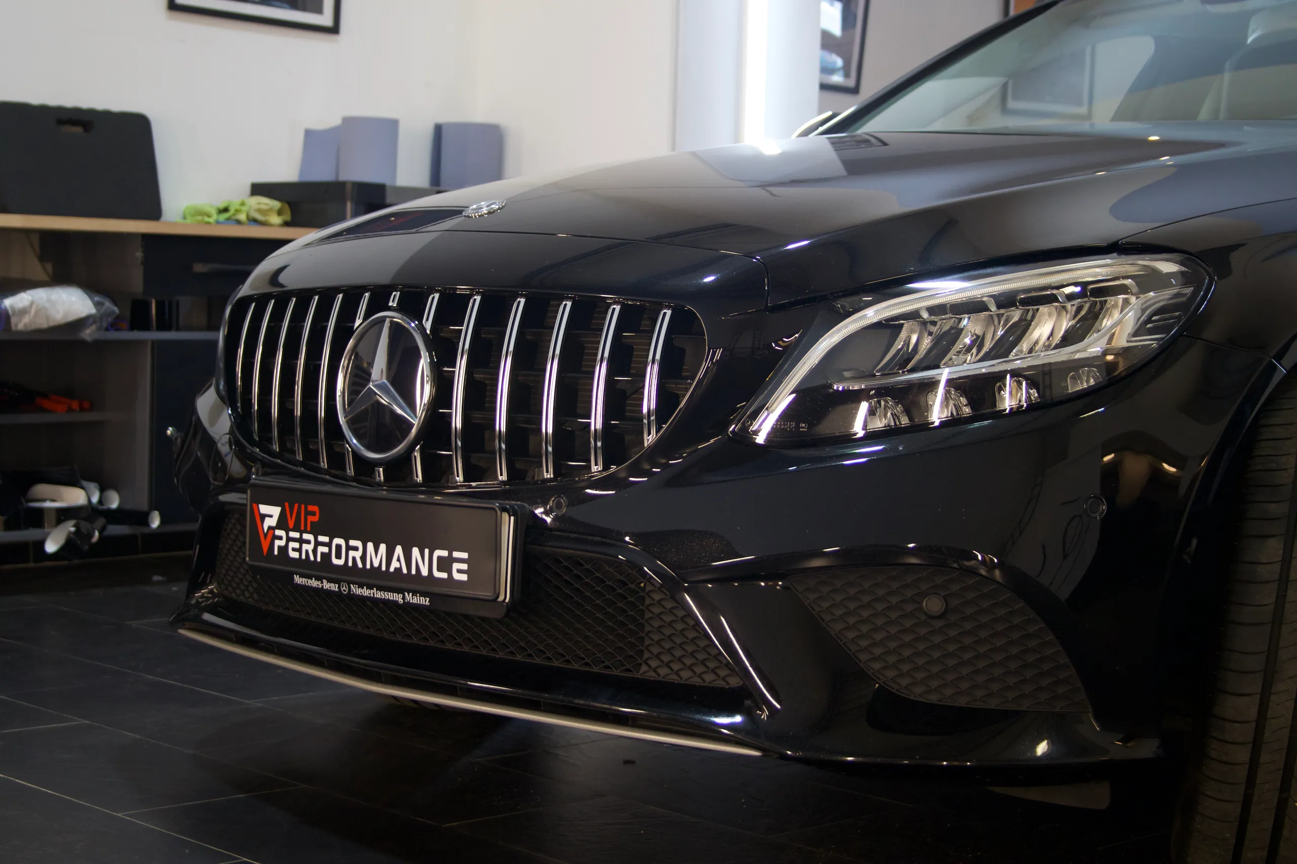 Seitliche Perspektive Mercedes W205 mit neuem Sportgrill