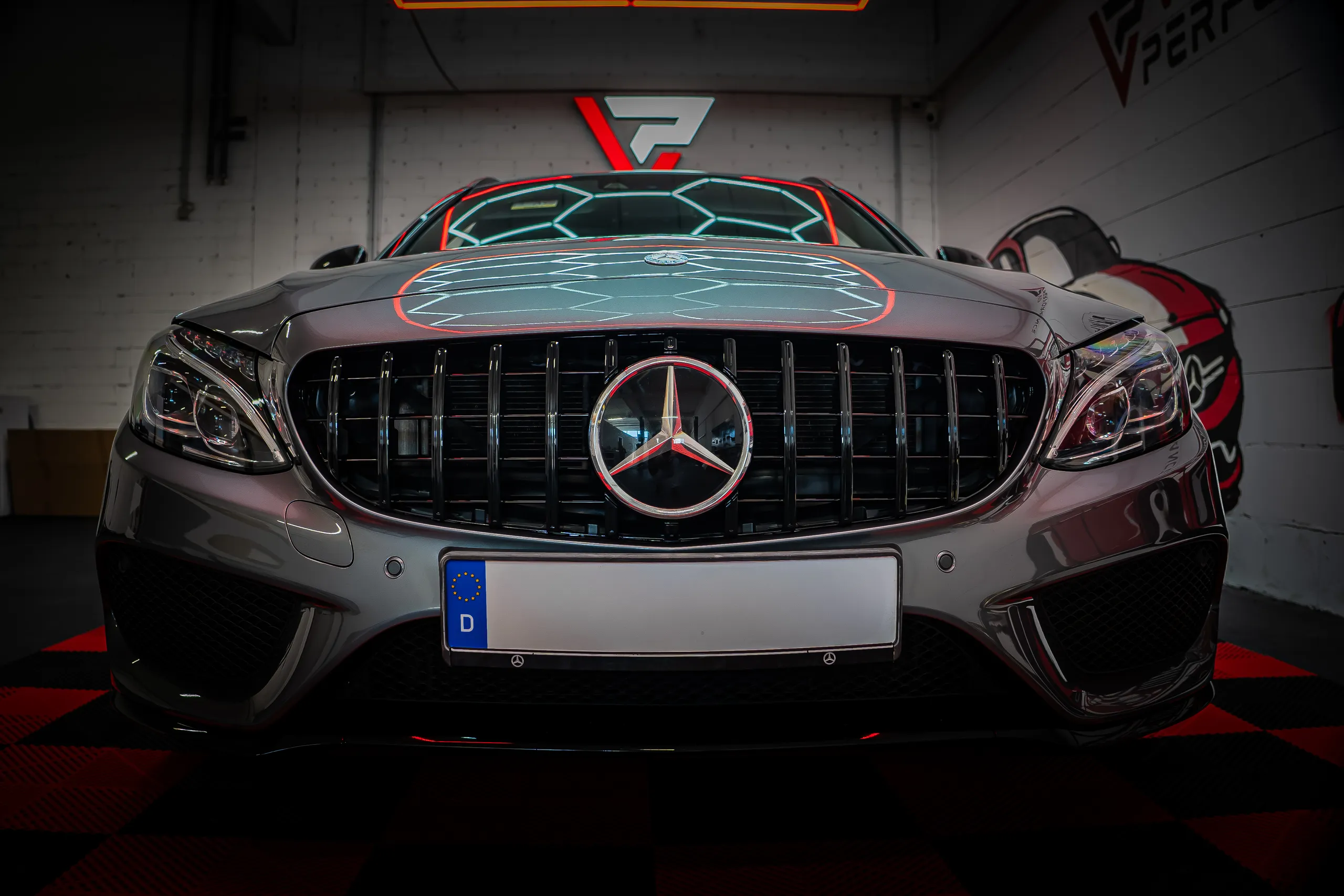 Nachtaufnahme Mercedes W205 mit Panamericana Grill und eingeschaltetem Tagfahrlicht