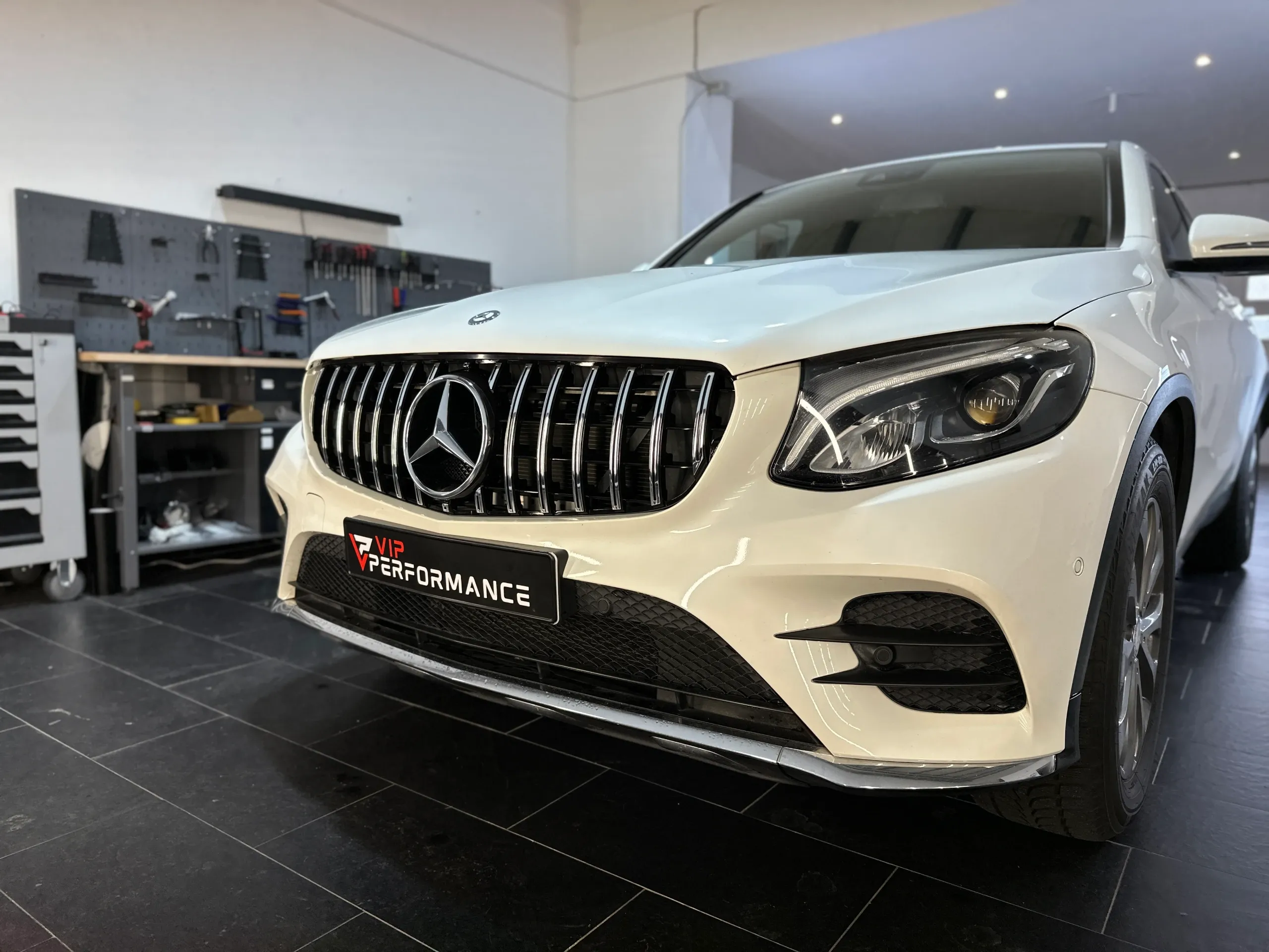 Nahaufnahme der vertikalen Streben des Panamericana Grills am GLC X253
