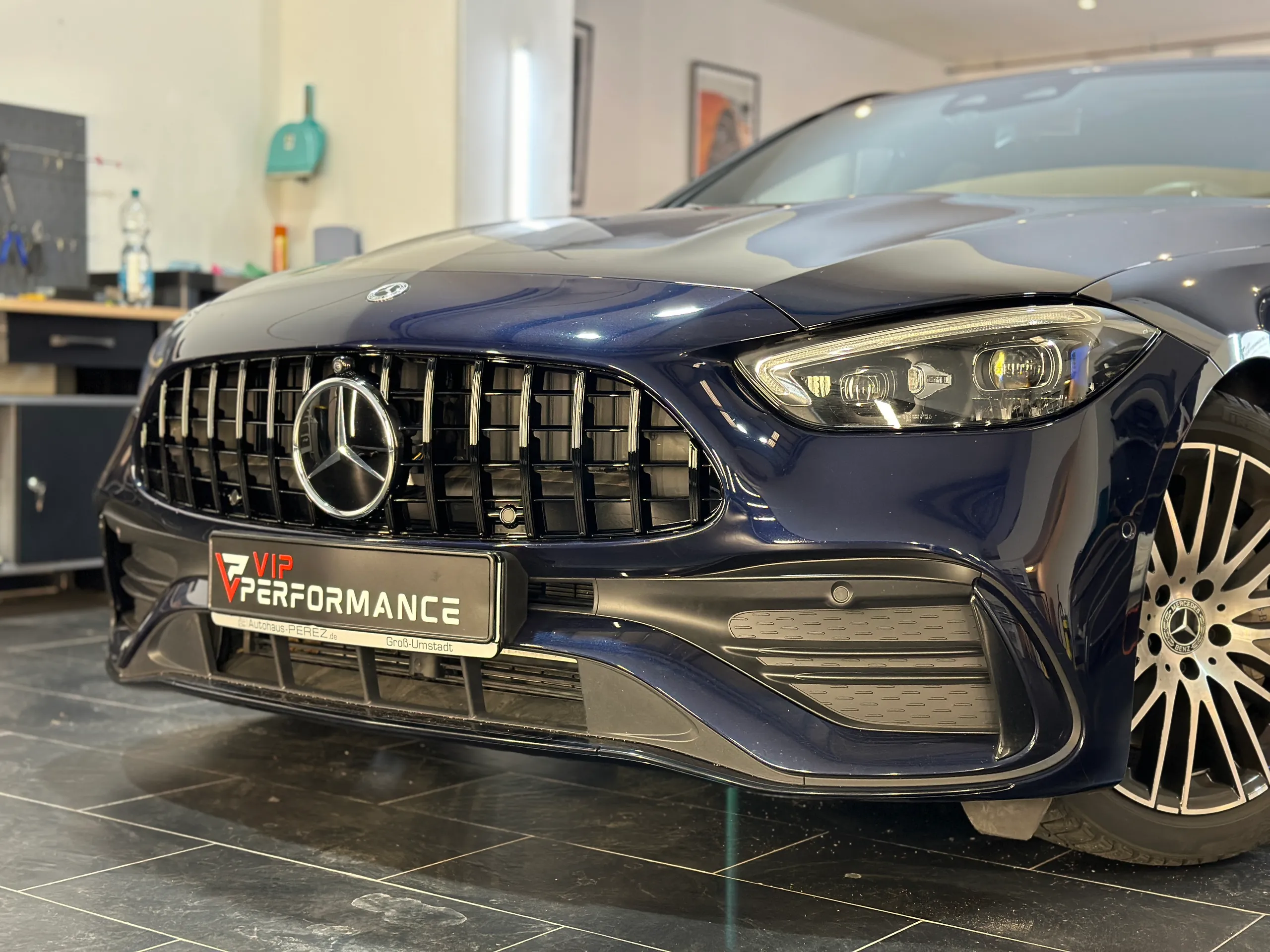 Mercedes C-Klasse W206 Front mit sportlichem Panamericana Grill Umbau