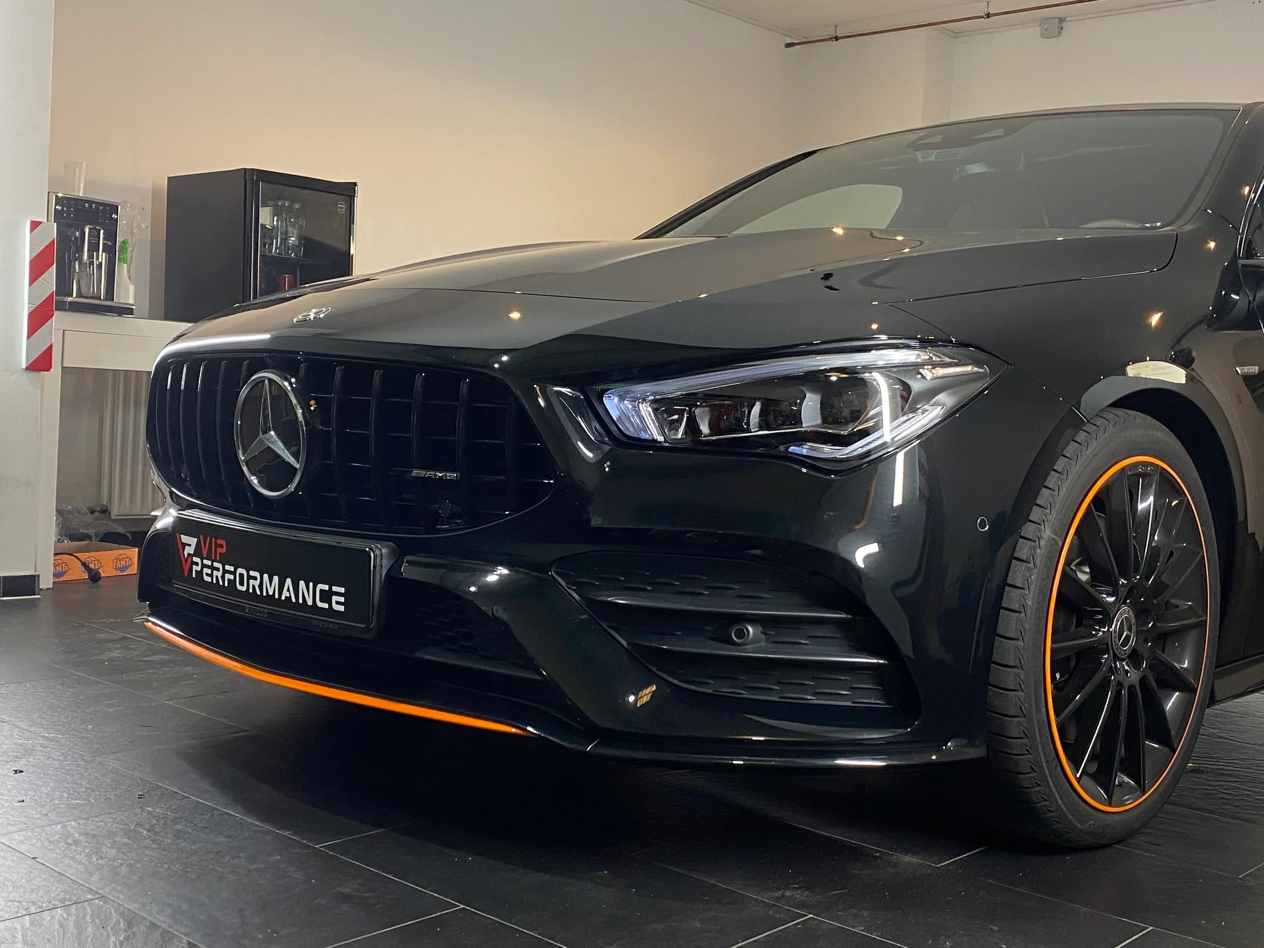 Mercedes CLA W118 mit schwarzem Panamericana Grill in Nahaufnahme