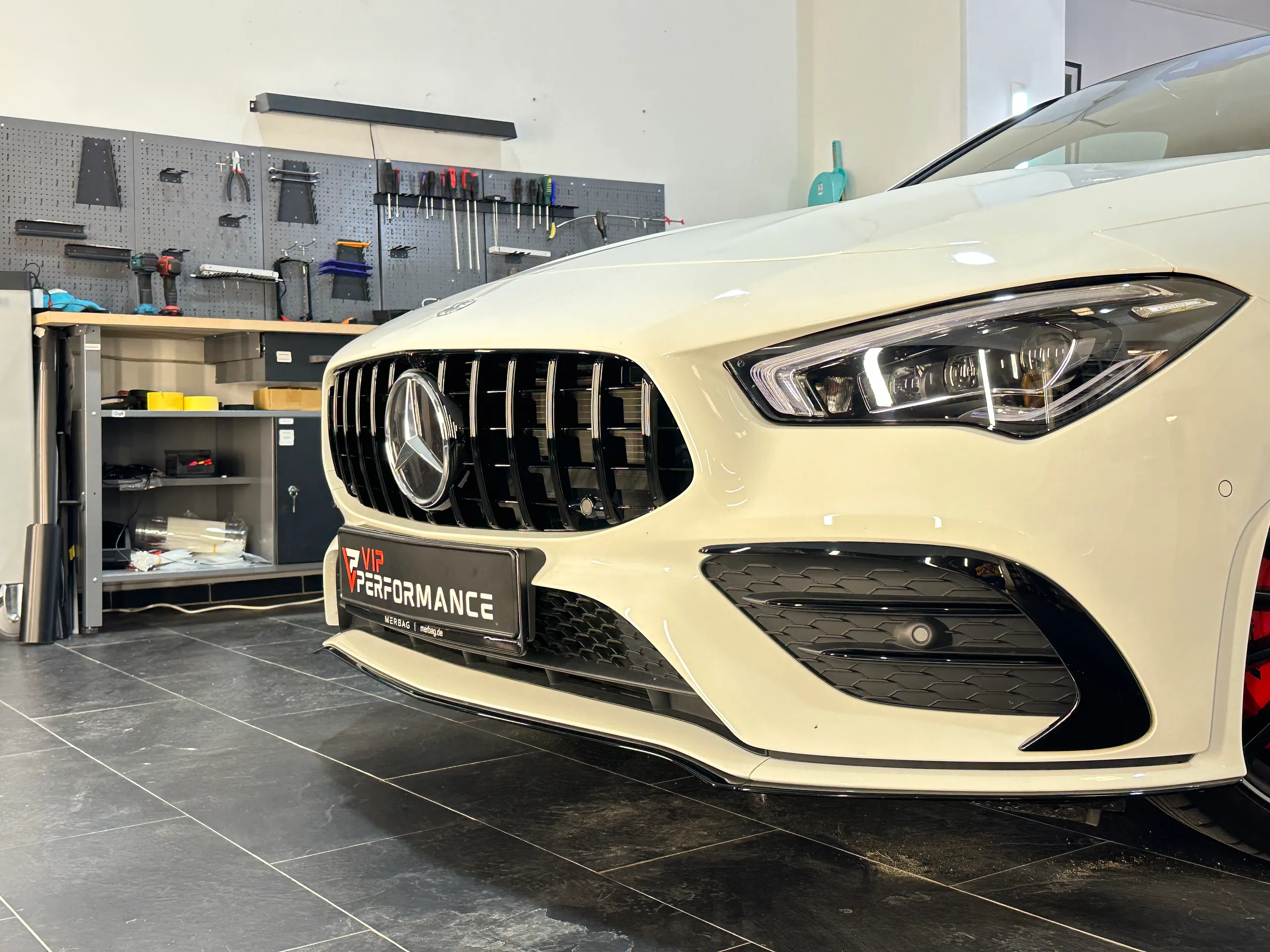 Mercedes CLA W118 Panamericana Grill mit AMG Emblem schwarz