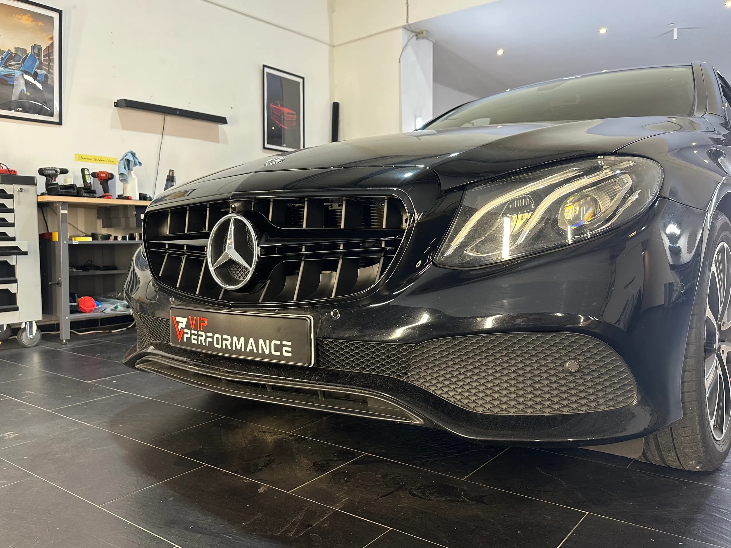 Panamericana Grill schwarz an Mercedes E-Klasse W213 im Detail