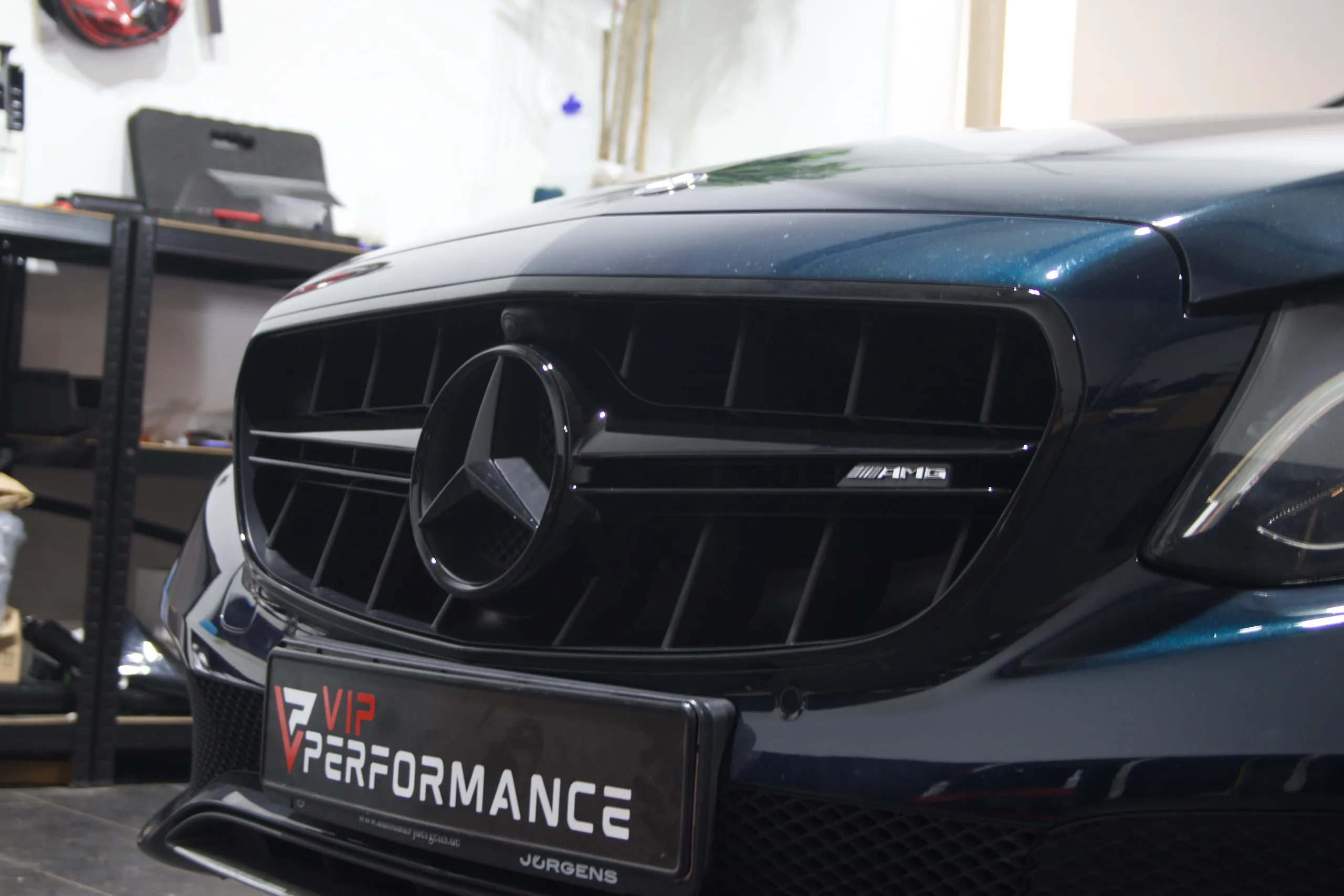 Sportlicher Panamericana Grill für Mercedes E-Klasse W213 vor der Werkstatt