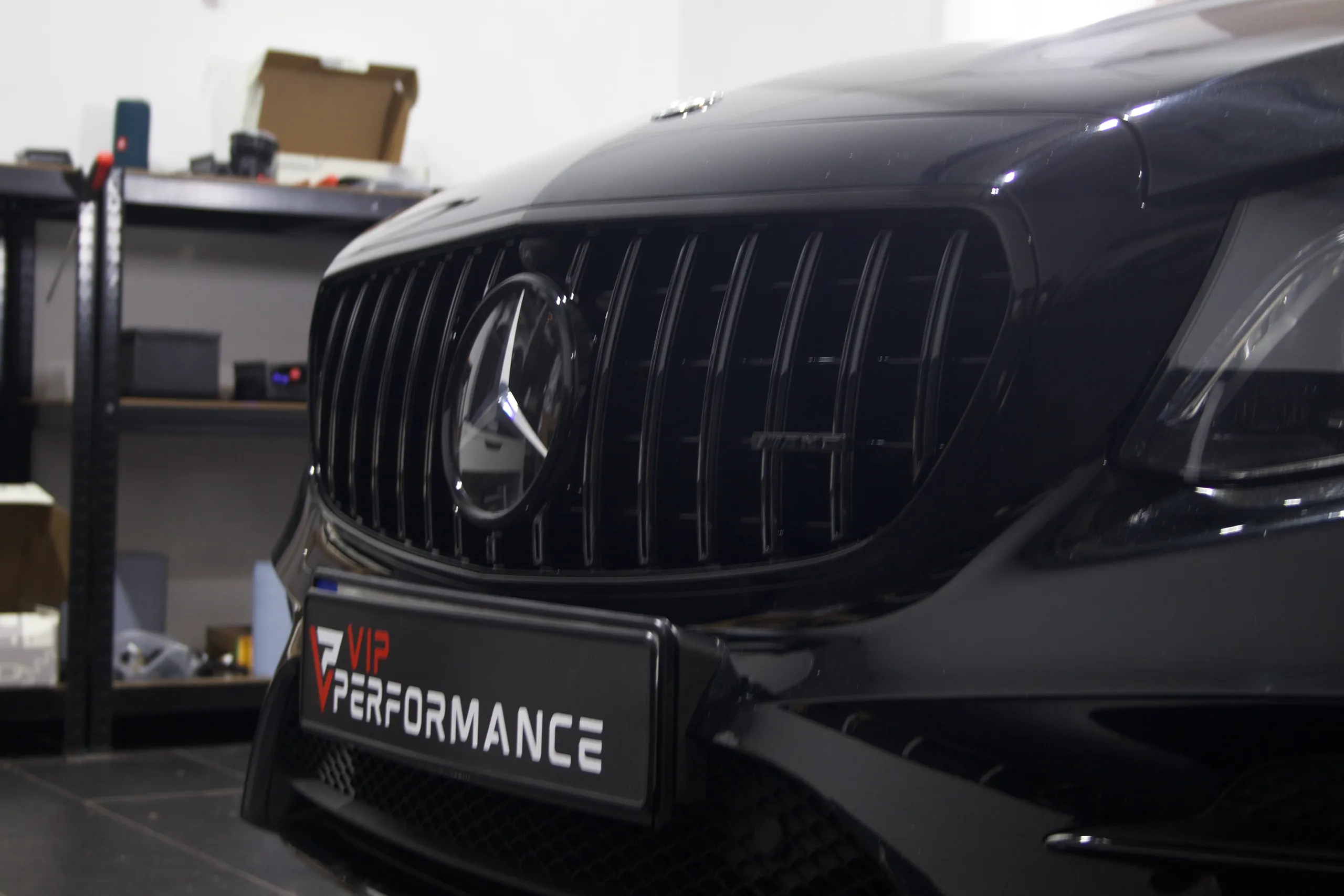 Mercedes W213 Front mit schwarzem Panamericana Grill bei Tag