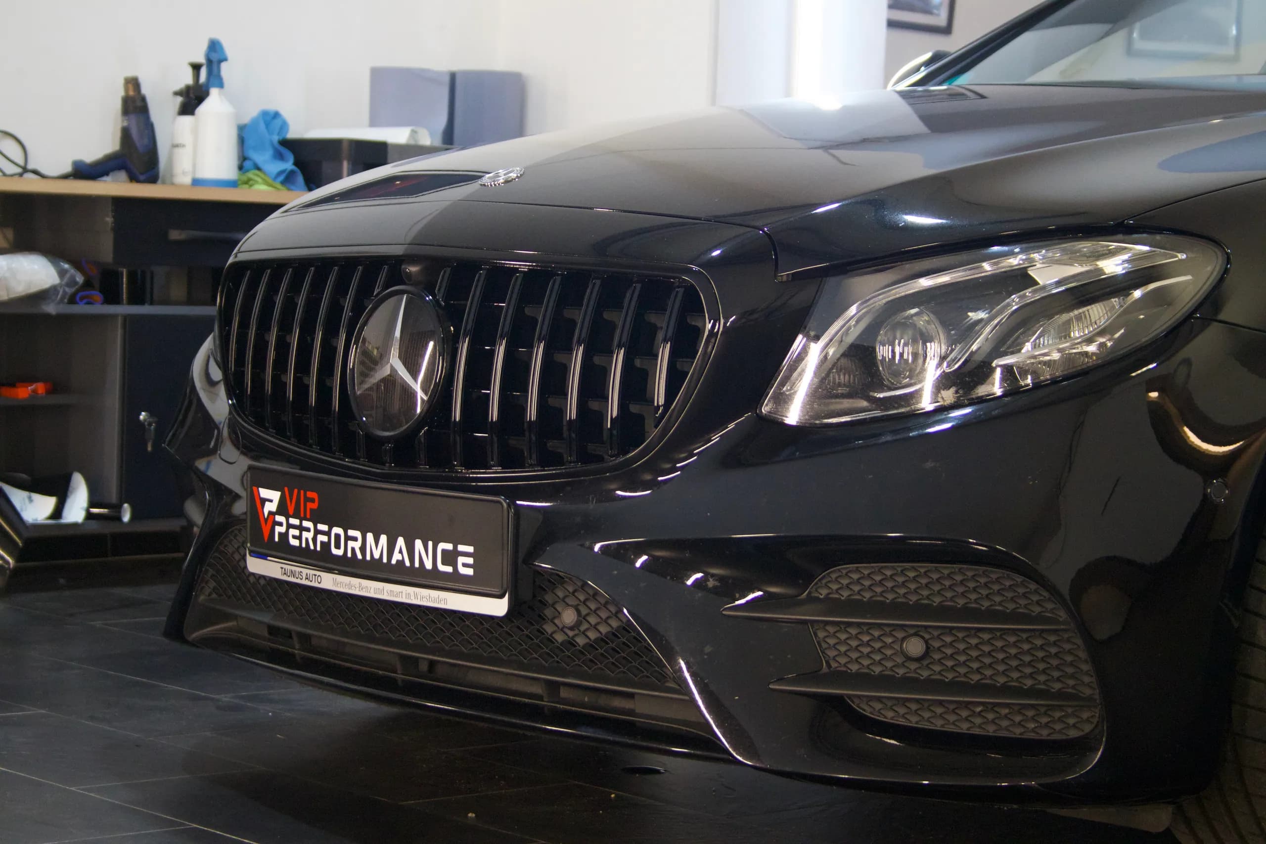 Mercedes E-Klasse W213 Panamericana Grill Chromreflexe Nahaufnahme