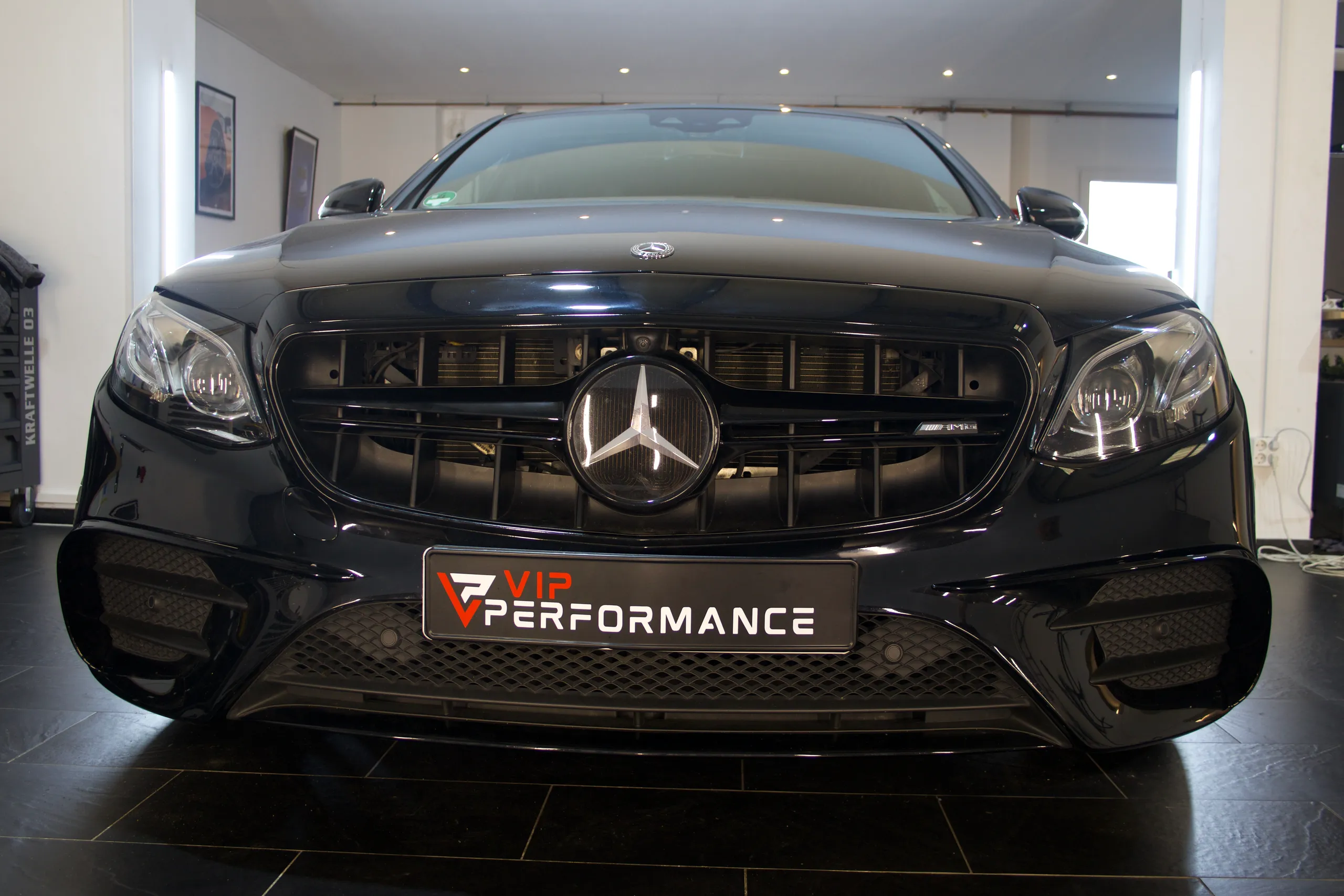 Mercedes E-Klasse W213 Panamericana Grill sportliche Frontansicht schräg