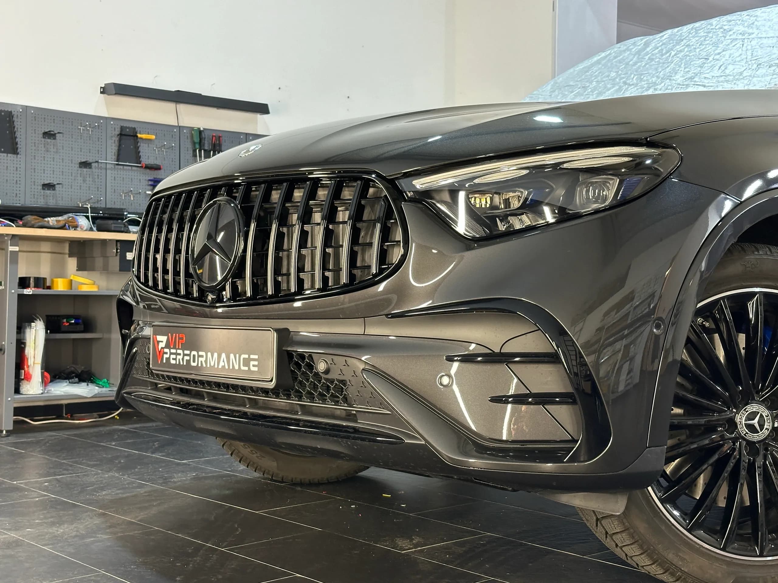 Mercedes GLC X254 Panamericana Grill Nahaufnahme Logo Bereich