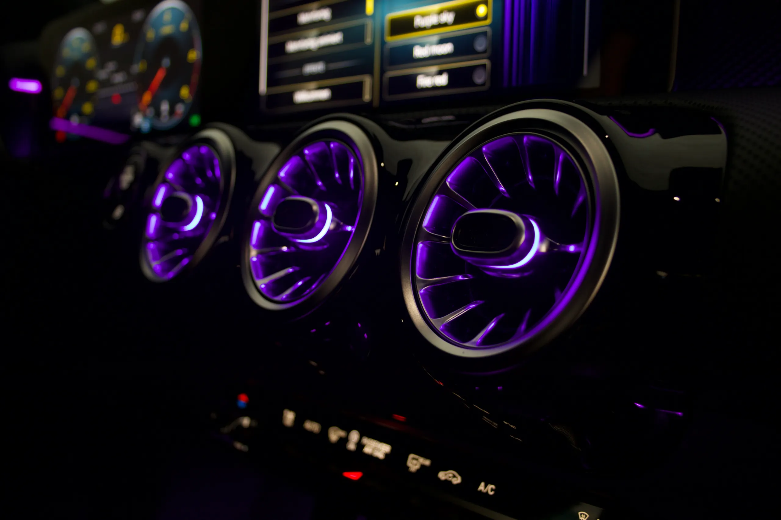 Mercedes CLA W118 beleuchtete Lüftungsdüsen Cockpitansicht bei Nacht