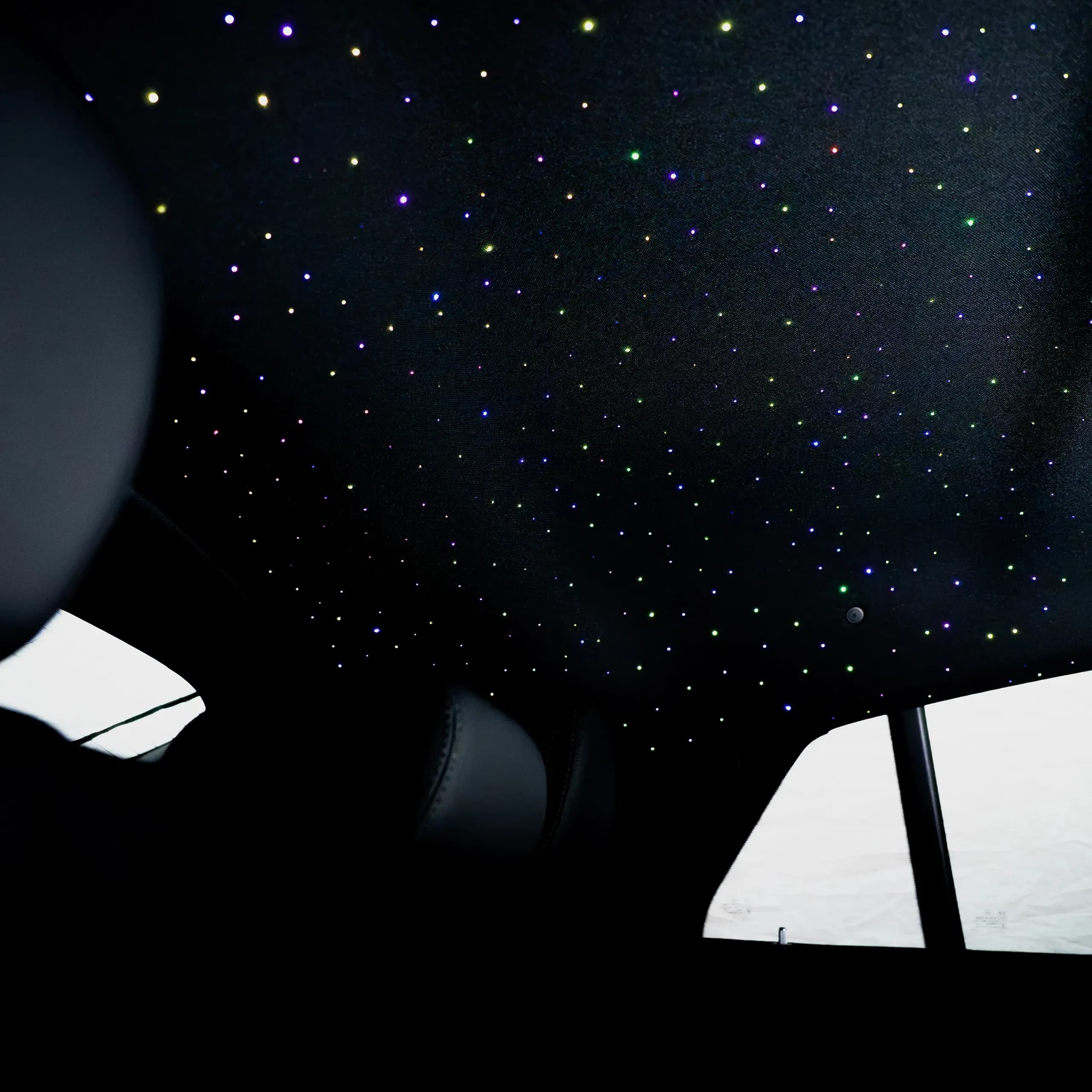 Funkelnder Sternenhimmel mit 2-Zonen Beleuchtung im Fahrzeug