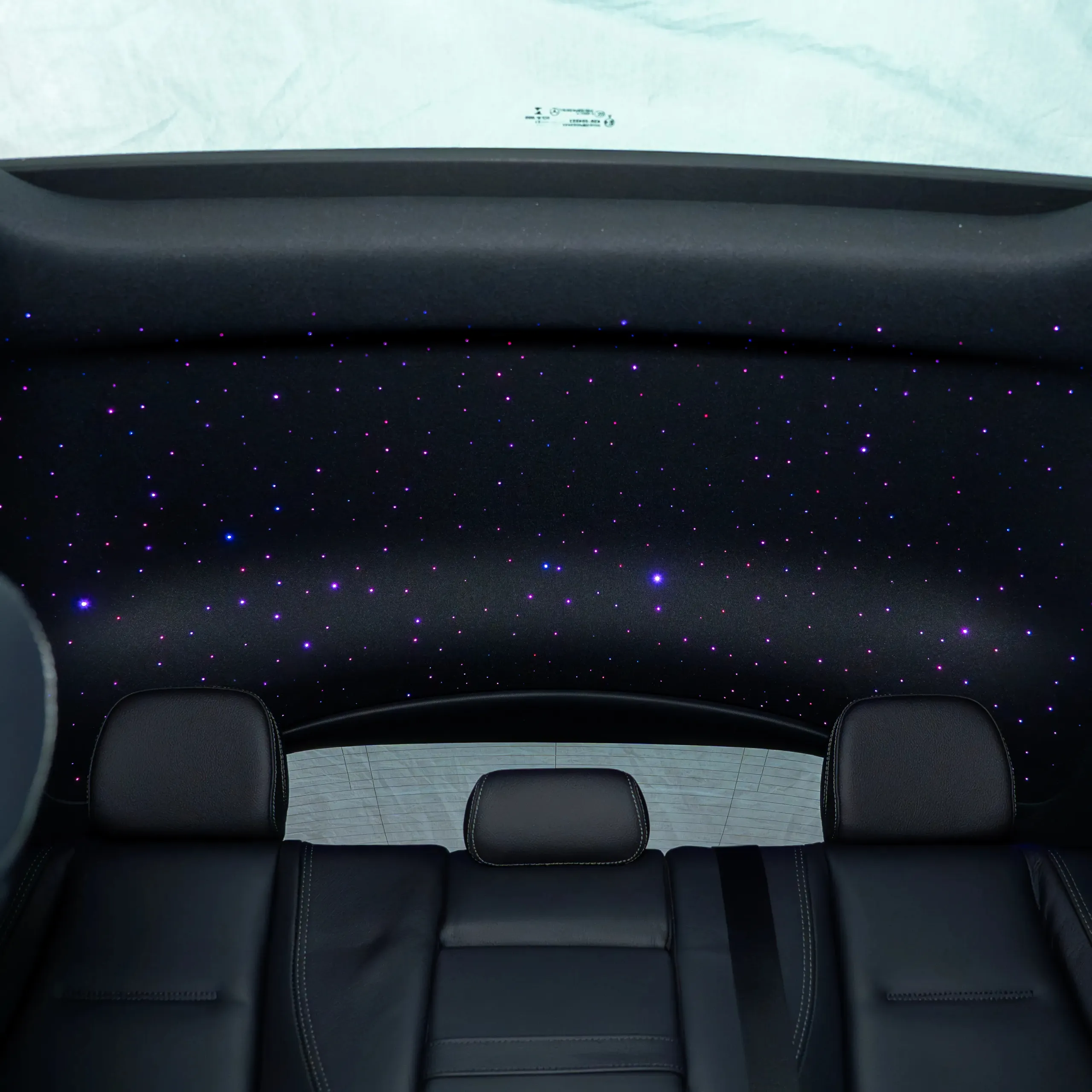 Sternenhimmel Fahrzeugdach Nahaufnahme der leuchtenden Sterne