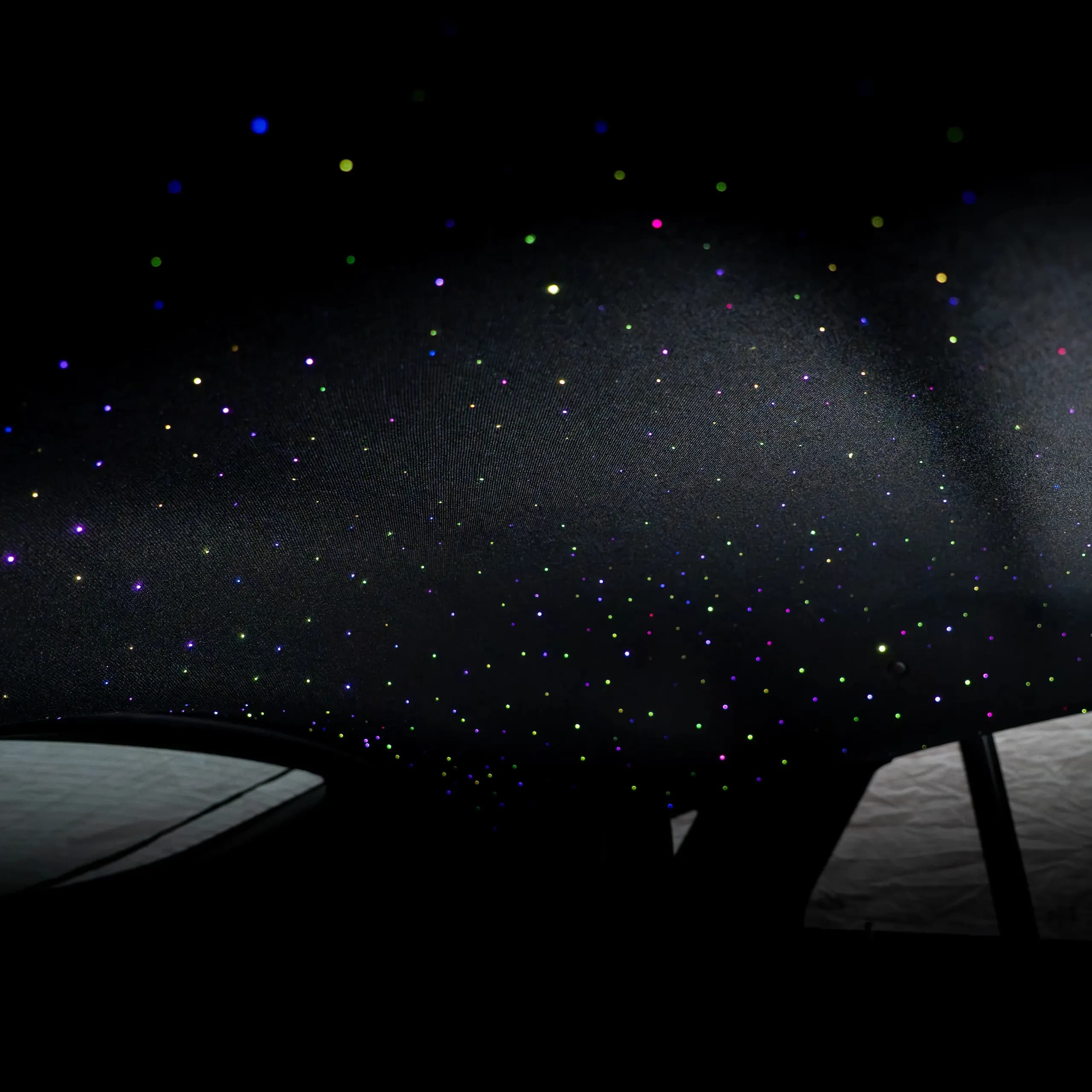 Sternenhimmel und Ambientebeleuchtung kombiniert im Luxusinterieur