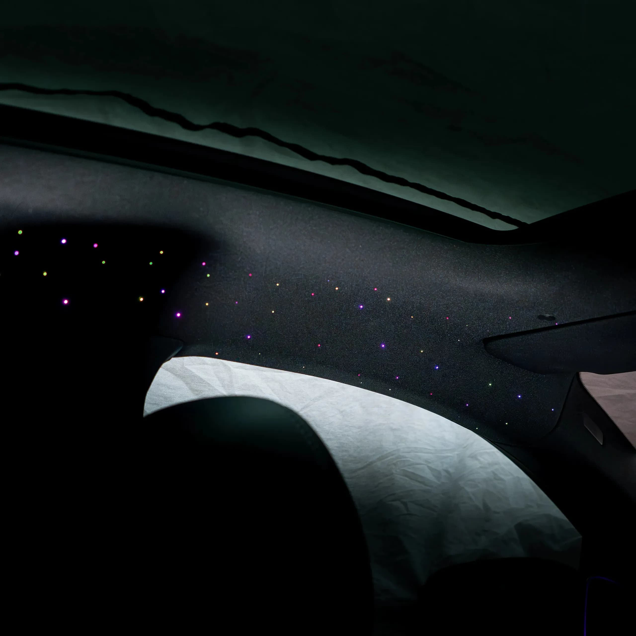 Fahrzeughimmel mit dezentem Sternenhimmel und Funkel-Effekt