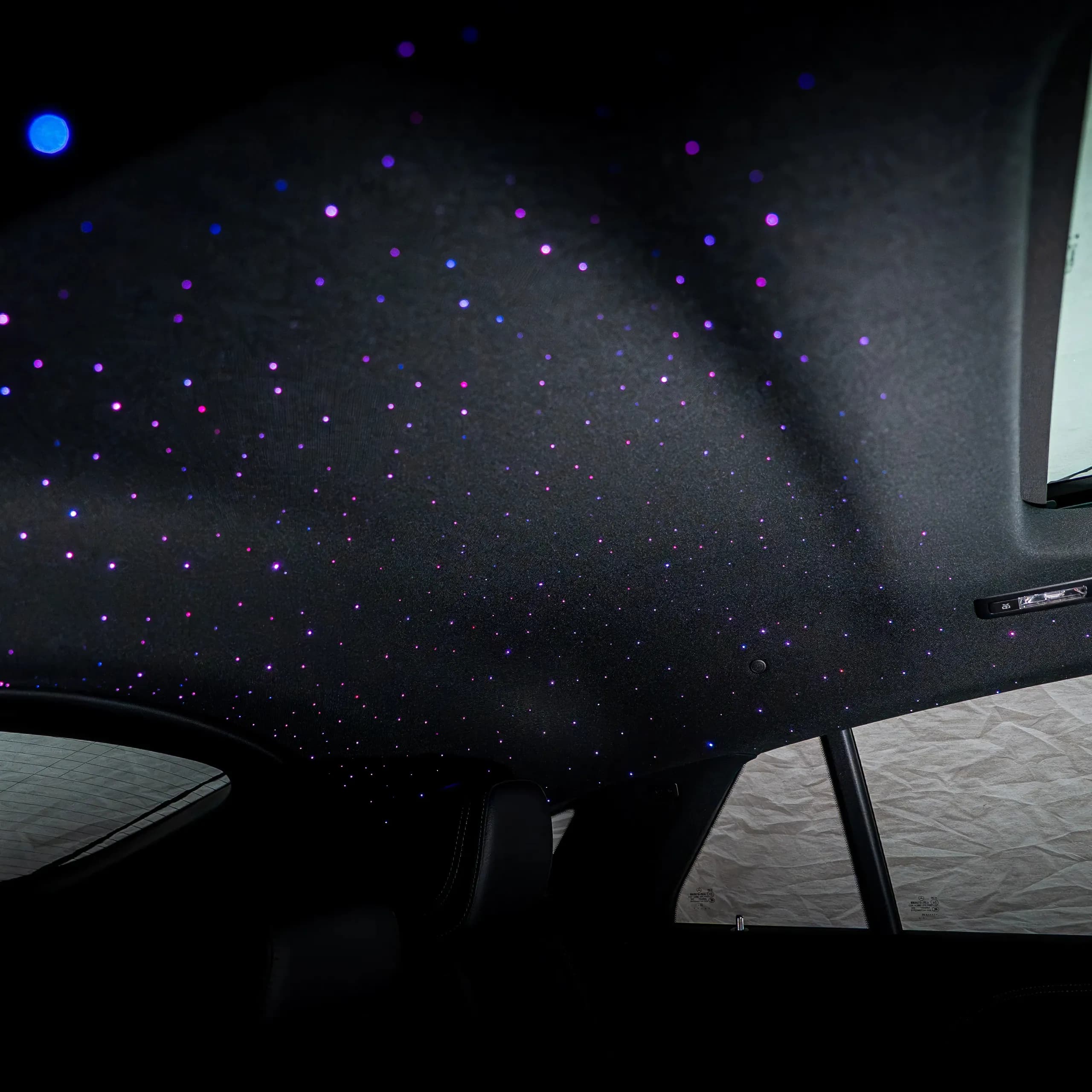 LED Sternenhimmel mit Sternschnuppen im Fond eines Fahrzeugs